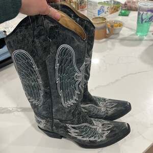 Circle G by Corral Women's Distressed Black Leather Angel Wings & Cross Snip Toe